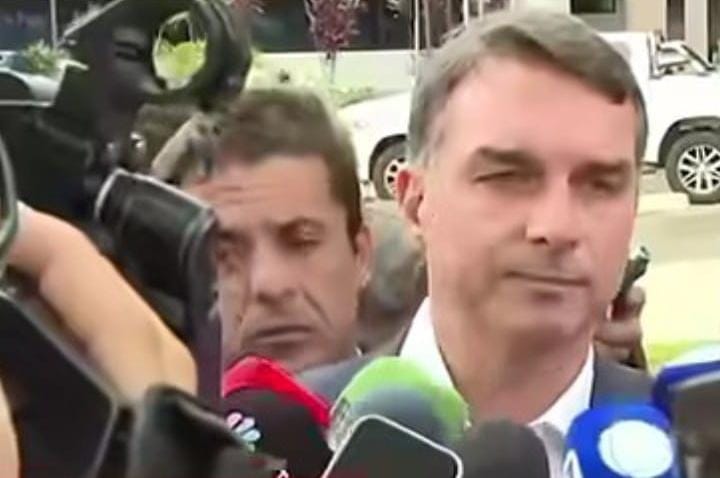 Senador Flávio Bolsonaro em coletiva de imprensa em 25/11/25